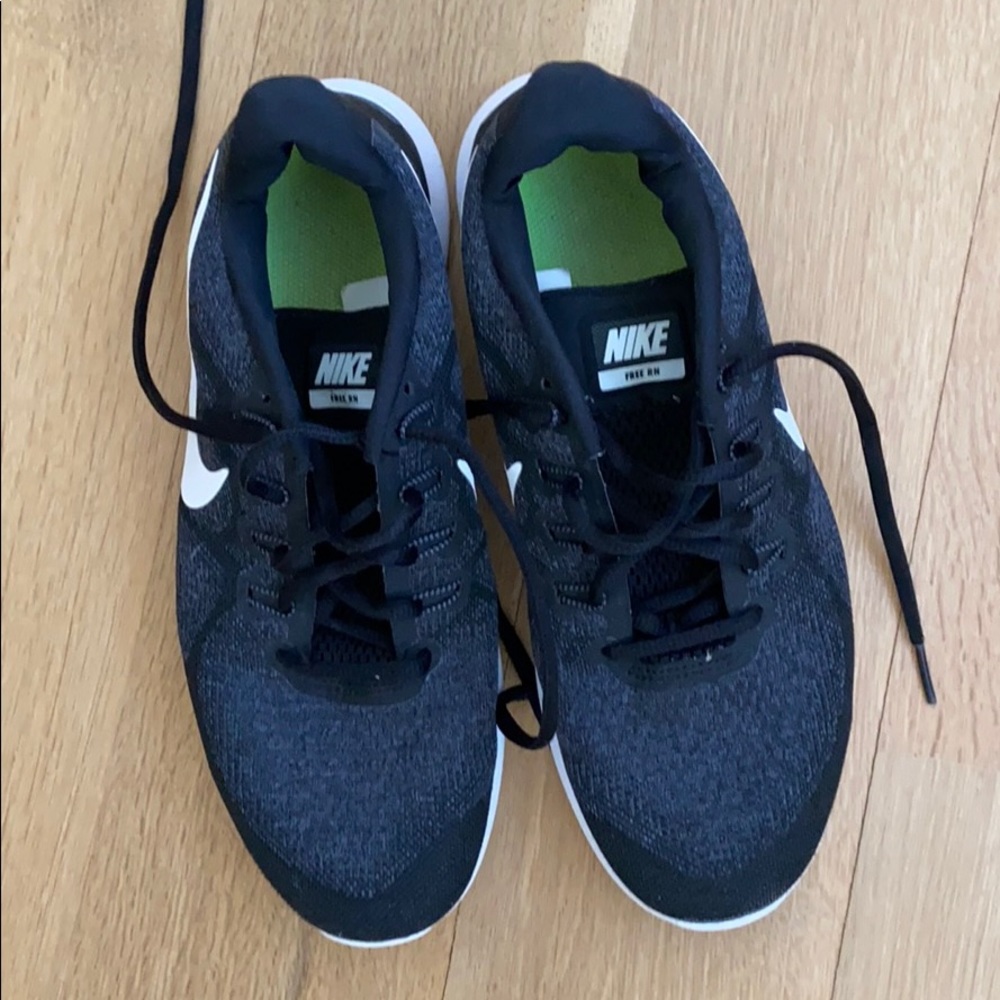 NIKE FREE RUNS